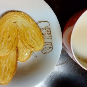 ほうじ茶ミルクティーとお好みのお菓子を添えて